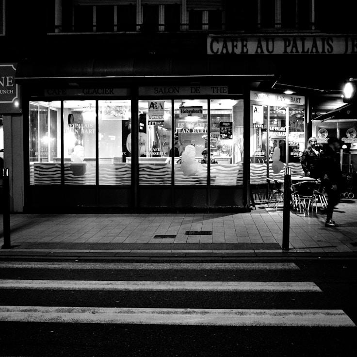 Outdoor terrace seating suitable for families in Paris